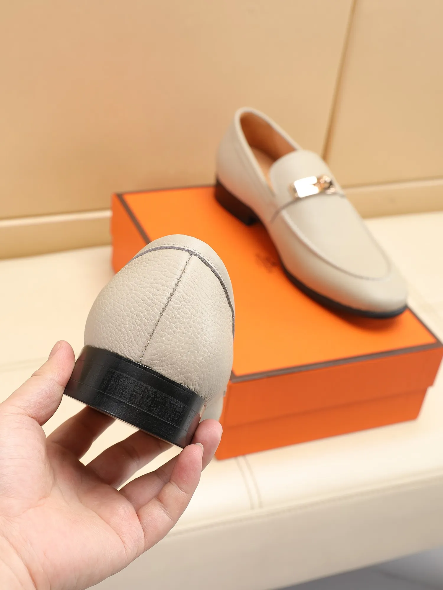 Factory price 440💶[HERMES] (cowhide lining)🍀Italian top luxury🍀He does not pursue novel styles and gorgeous colors, but attracts the favor of successful men with his flawless, elegant and classic style! This very, very comfortable, simple and stable style makes it easy to match any style! The pattern is absolutely 1:1 refined from the original case, and we strive for excellence in materials, imported cowhide + cowhide lining💪💪💪extraordinary texture👍! .Code number: 39 to 44 (38.4546 customized)